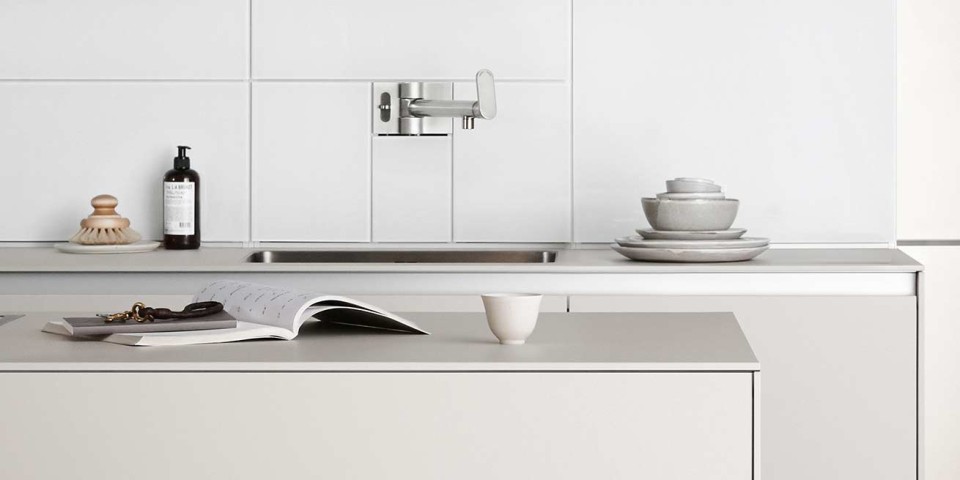 bulthaup-produkte_b-3_kueche-multifunktionswand-kuechenzeile-insel-formen-funktionen-ablage_beige-braun.jpg