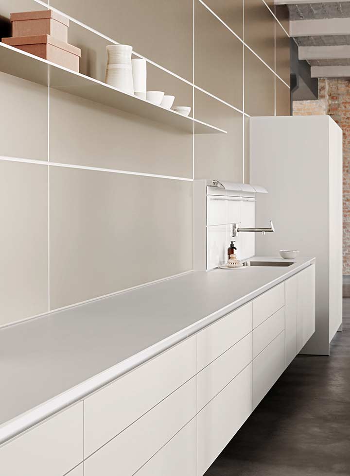 bulthaup-produkte_b-3_kueche-multifunktionswand-kuechenzeile-schraenke-wasserstelle-iso_beige-braun.jpg